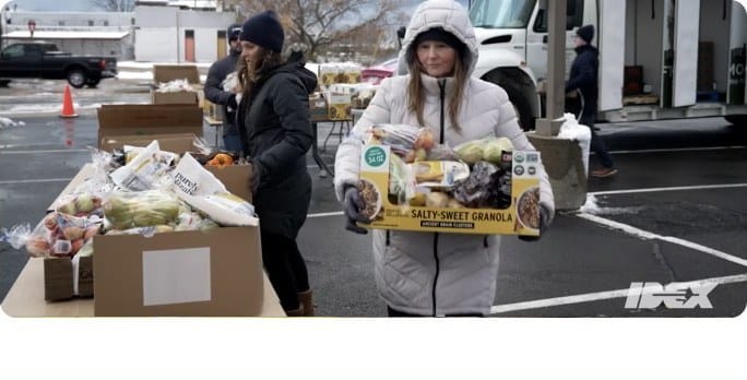 IDEX volunteers distributing food