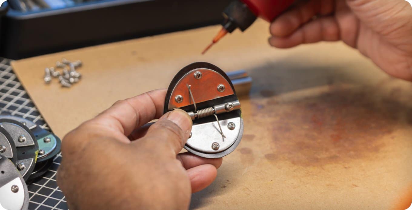 Técnico montando a mano la bisagra de una válvula de retención