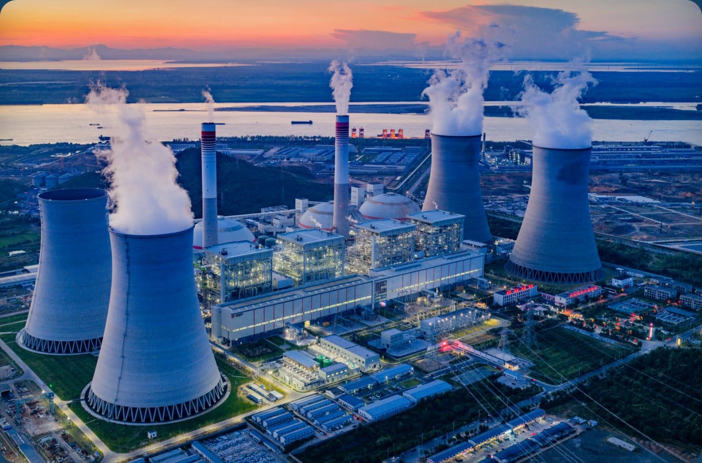 Ingeniero revisando las especificaciones de una válvula en una central eléctrica