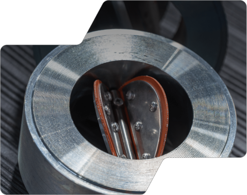 Primo piano dell'interno di una valvola di ritegno US Valve che mostra la cerniera in elastomero
