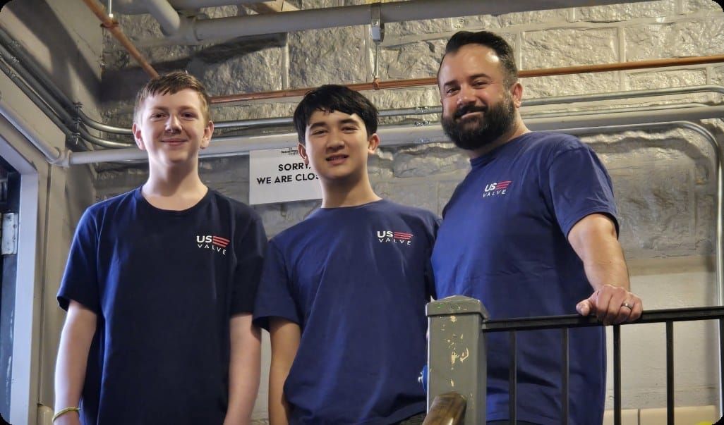 Tre volontari di Valve negli Stati Uniti sorridono durante un evento di servizio alla comunità