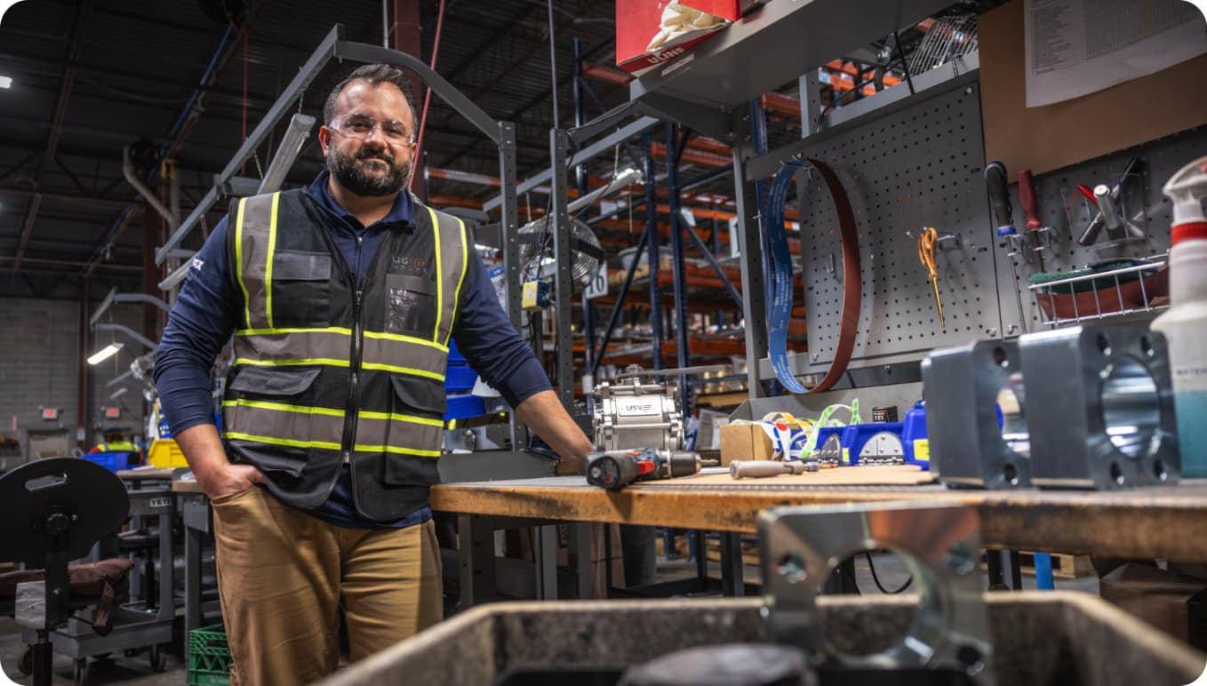 Un técnico de válvulas de EE. UU. de pie junto a un banco de montaje en el taller de producción de válvulas